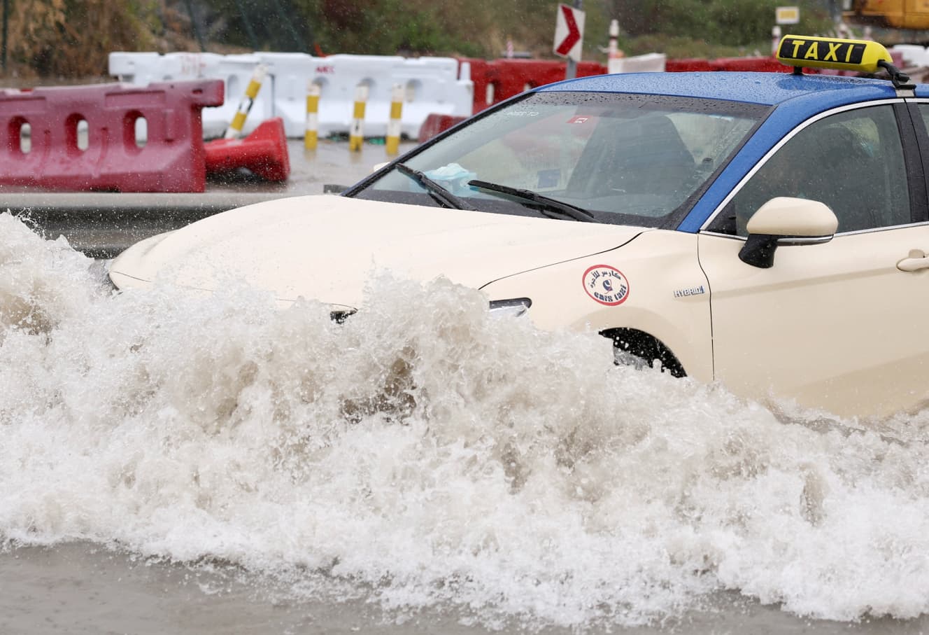 《UAE》前代未聞の大雨に見舞われたUAEの中心都市ドバイ。大洪水が発生し車が押し流されるなど多数の被害が出た