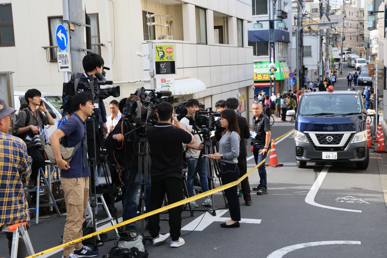 現場には多くの報道陣が詰めかけた