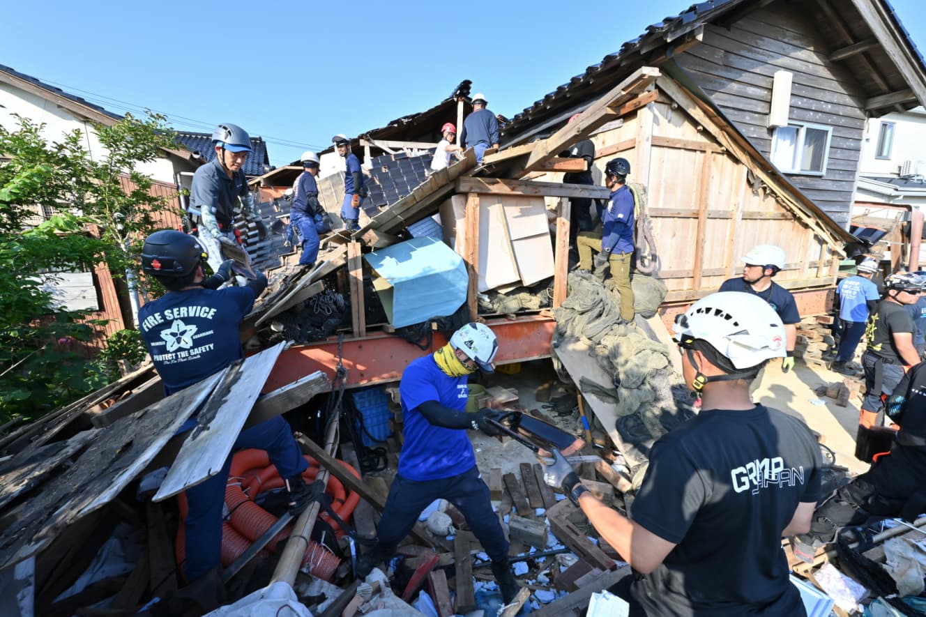 倒壊した家屋の解体作業にあたるボランティアたち。一日でも早い復興を願い、今日も多くの人々が汗を流している