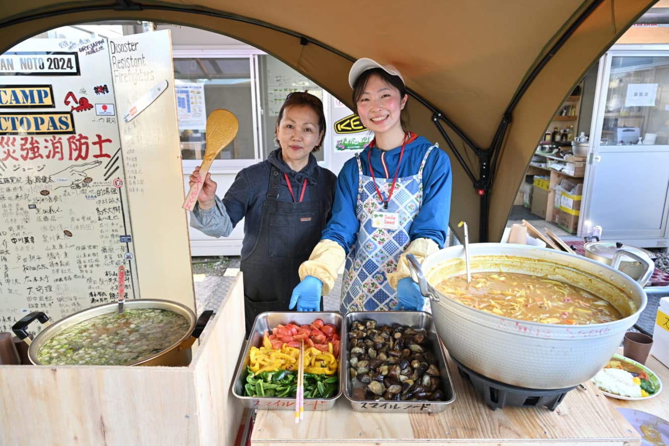 『DRT-JAPAN』が運営する珠洲市蛸島町にある炊き出し所。この日はカレーのほかに、新鮮な野菜やみそ汁が並んだ。週末に有志が集まって、開いている