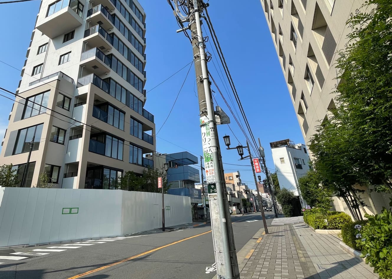 マンション前の「富士見通り」は画面奥側に向かってJR中央線の国立駅へとのびている。すでに植栽を含む外構の撤去が始まっており、マンション前の歩道はすれ違うのがやっとの狭さだ