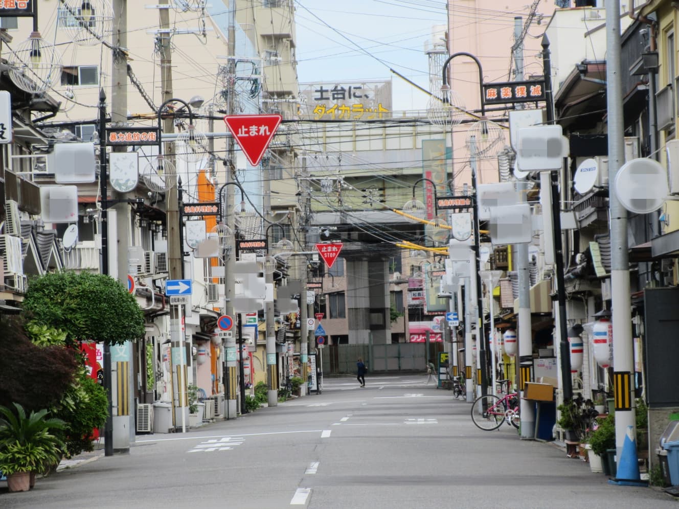 メイン通りの東寄りから阪神高速側を望む