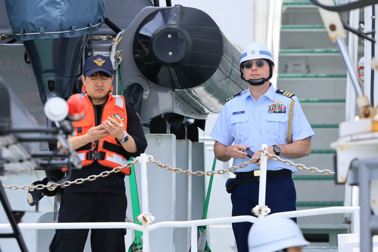 「わかさ」船内では韓国海洋警察庁の隊員（左）と米国沿岸警備隊の高官（右）が訓練の様子を熱心に撮影していた