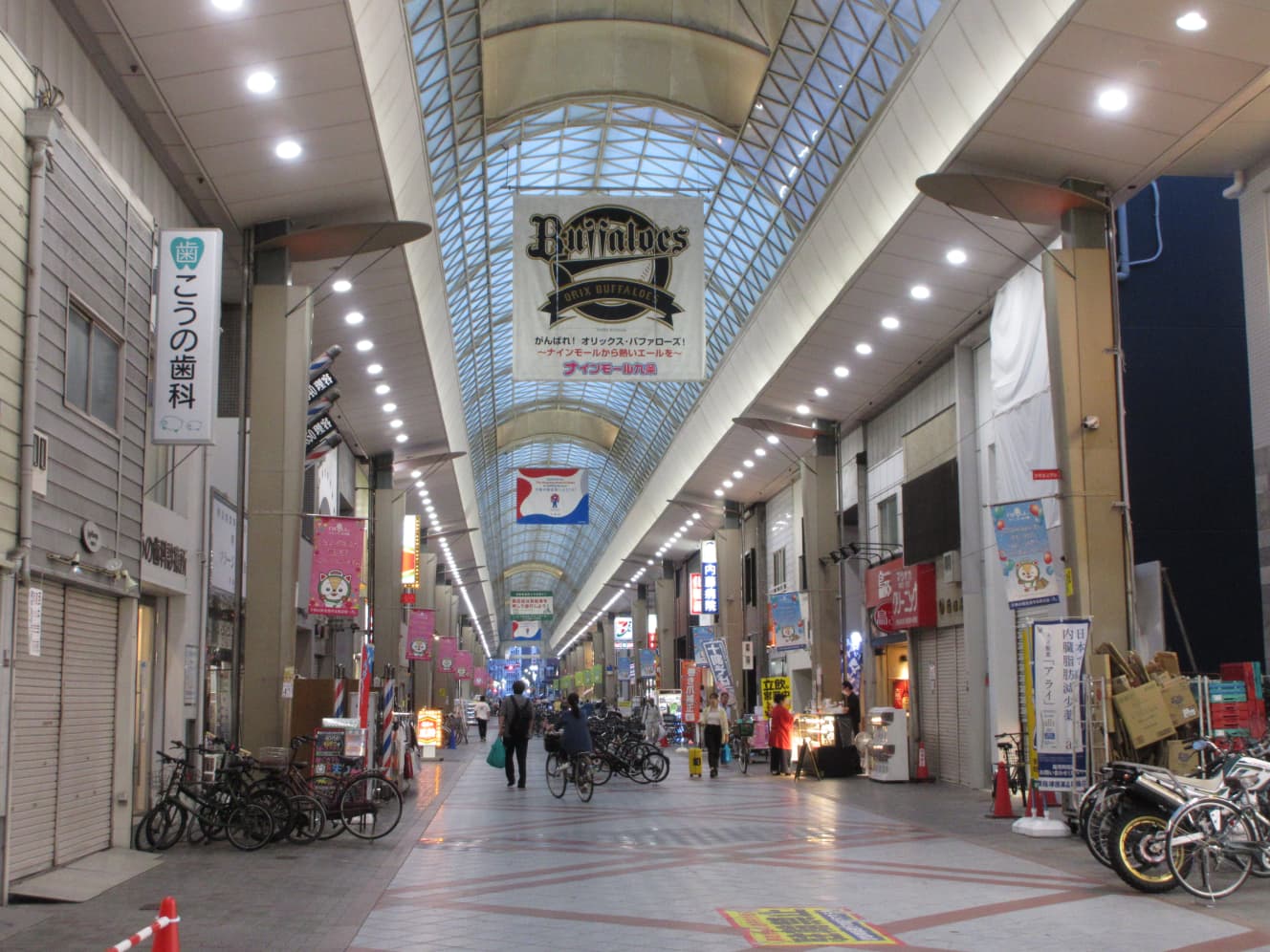 松島新地の南側に位置する九条ナインモール商店街。飛田本通り商店街とはかなり雰囲気が違う