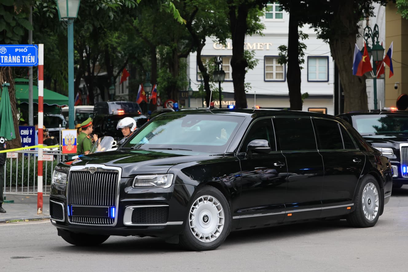 ロシアより持ち込んだ大統領専用車のアウルス・セナートリムジン。北朝鮮には２台持ち込んでおり、アメリカと同様に複数台のリムジンを運用しているとみられる。今年５月の通算５期目の就任式ではモデルチェンジしたセナートリムジンも登場した