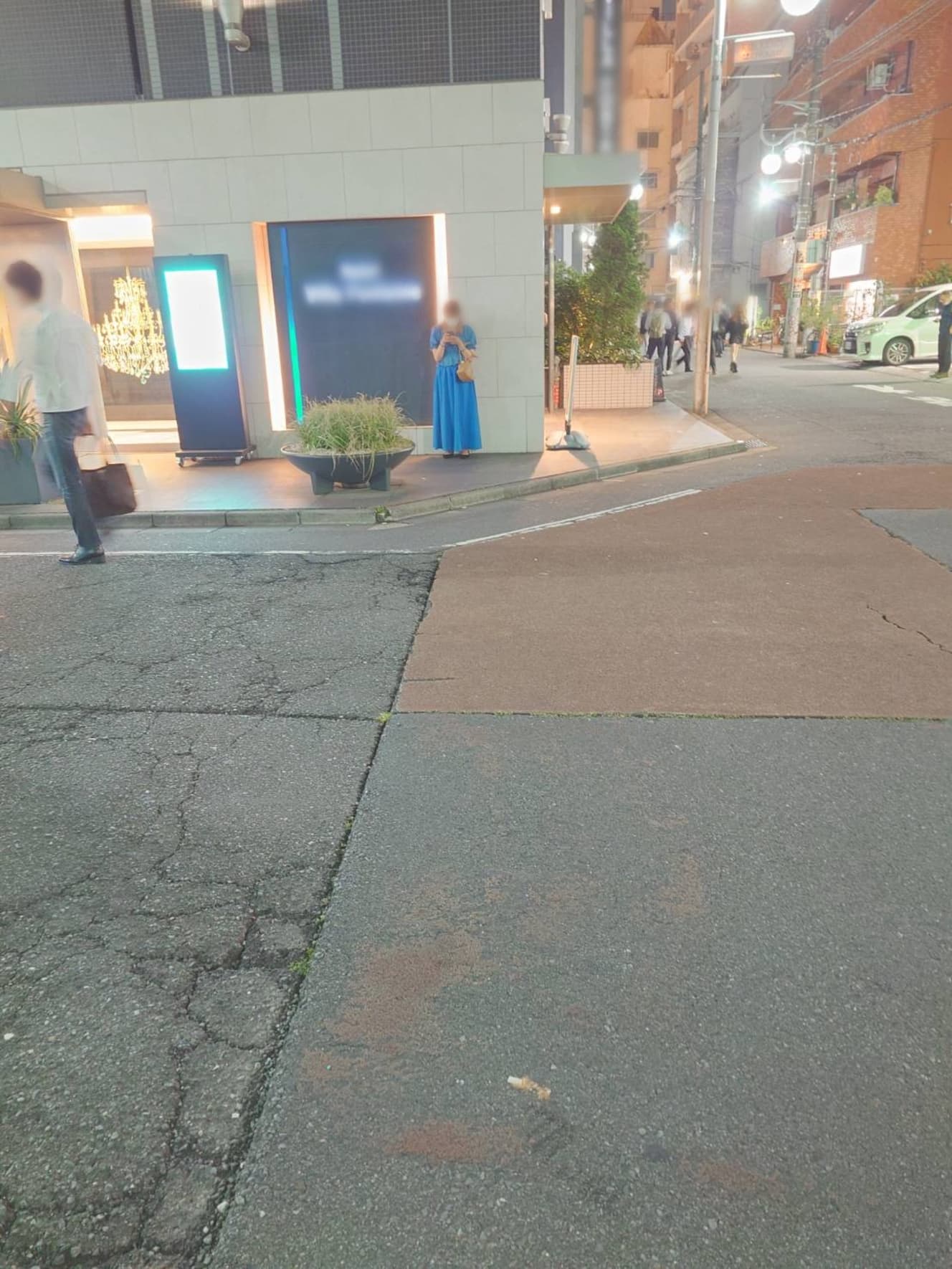 歌舞伎町では街角でポツンと立つ女性の姿が目立つ