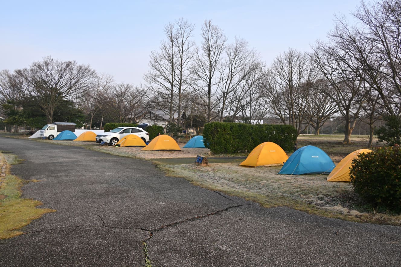 珠洲市に設置されたボランティア向けのベースキャンプ。テントのほかにもキャンピングカーなどが並ぶ