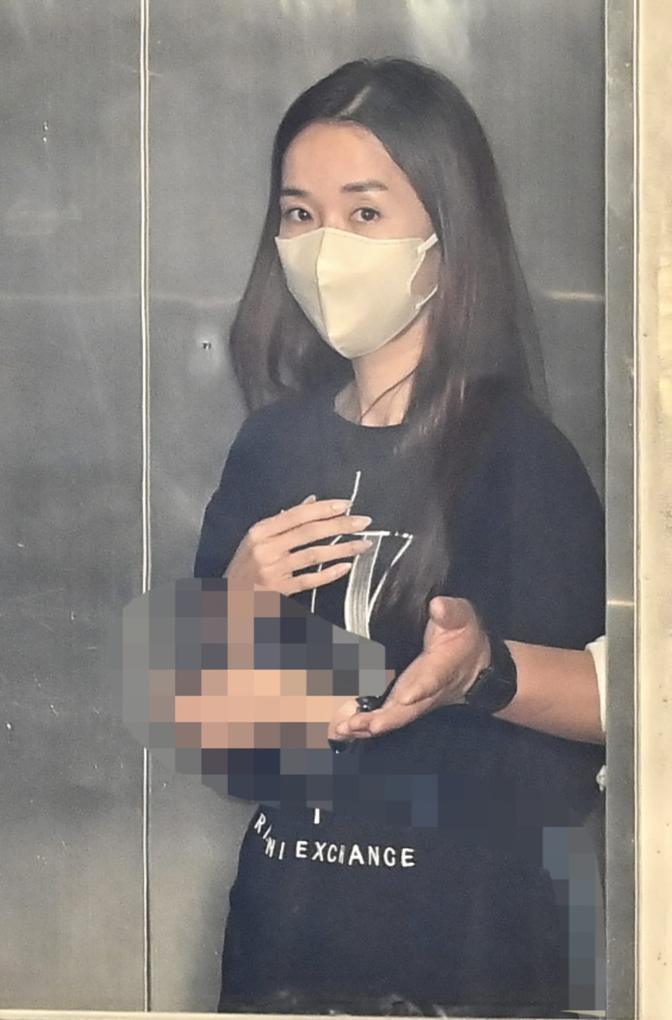 移送される真奈美容疑者（写真は一部加工しています）