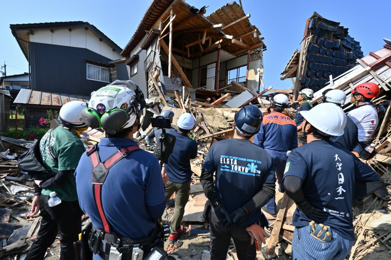 人が住めなくなった家屋で作業にあたるボランティアたち。震災から半年が経つが、いまだにこういった家屋の多くが、取り壊されずに放置されている