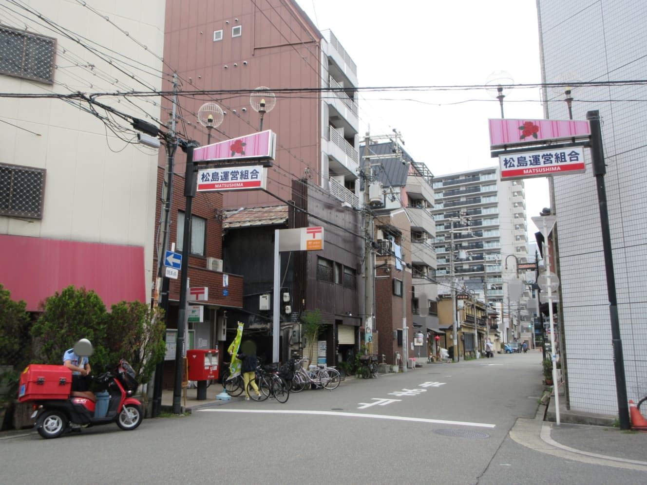 大阪九条郵便局。大阪メトロ九条駅から来た人にとっては松島新地の入り口となる