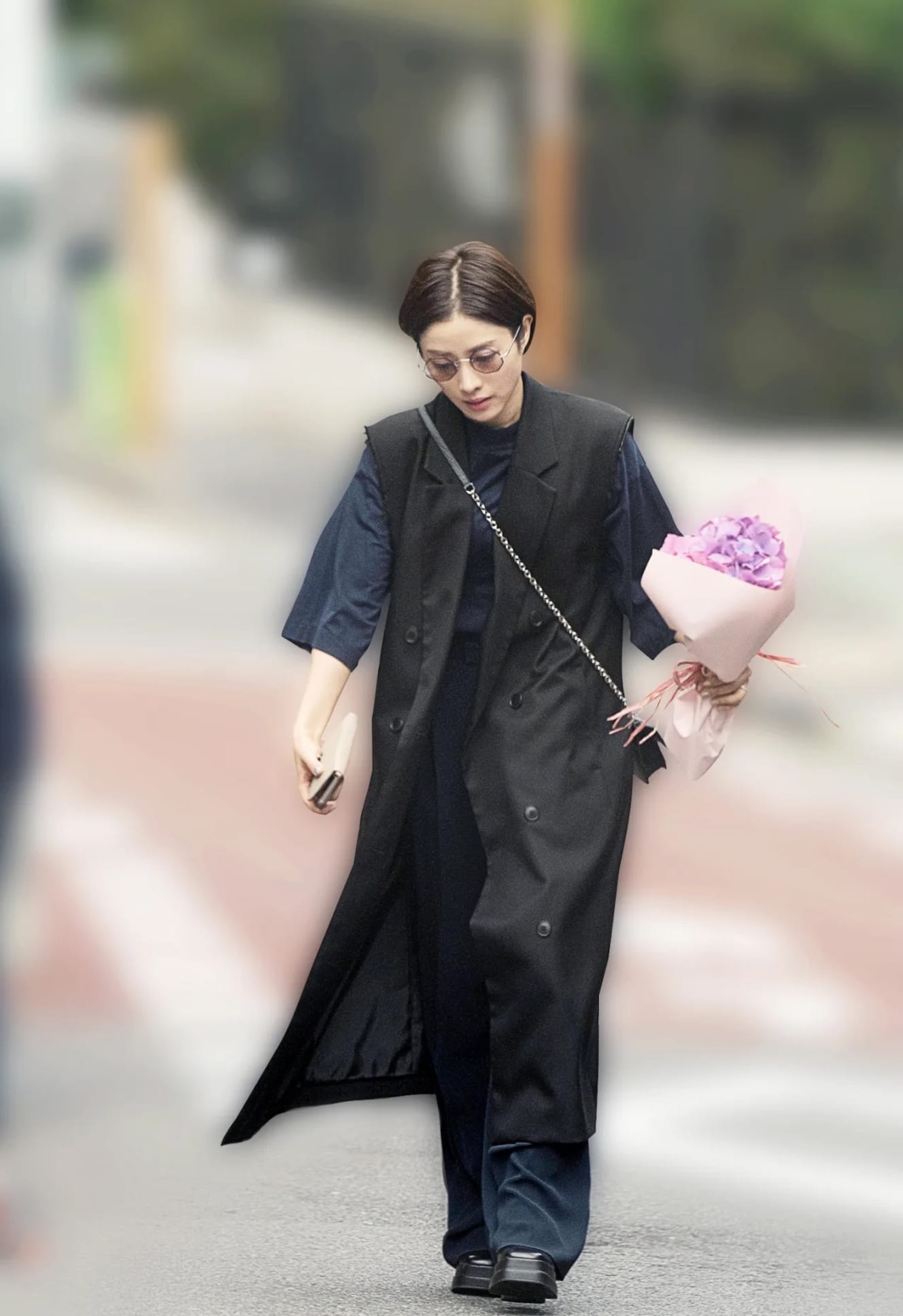 黒いロングジレにパンツというシンプルな装いで花束片手に先を急ぐ石原。一流女優は歩くだけでも絵になる