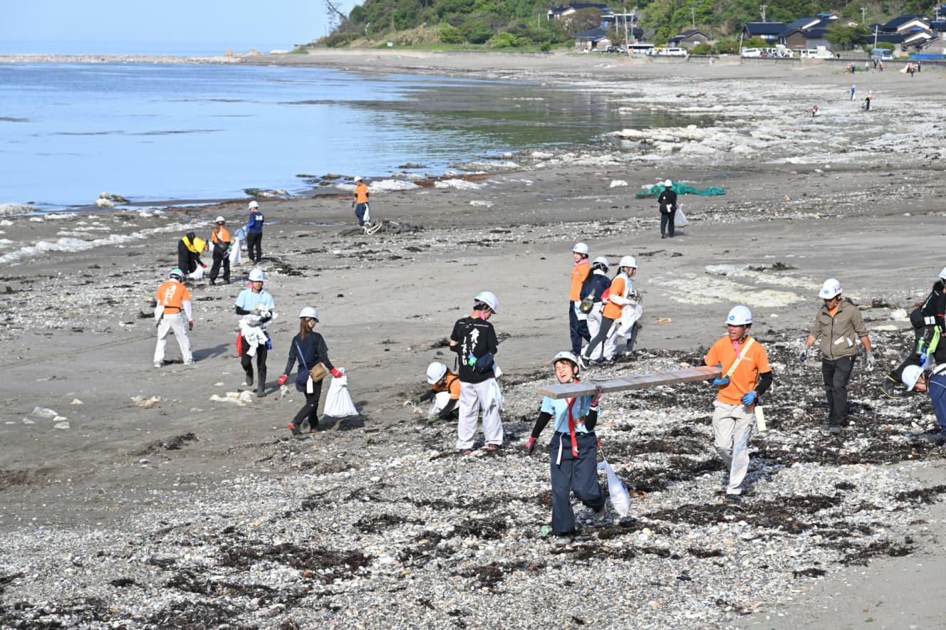 海岸の清掃活動に励む大学生ボランティアたち。重機はなく、ほとんど手作業だ