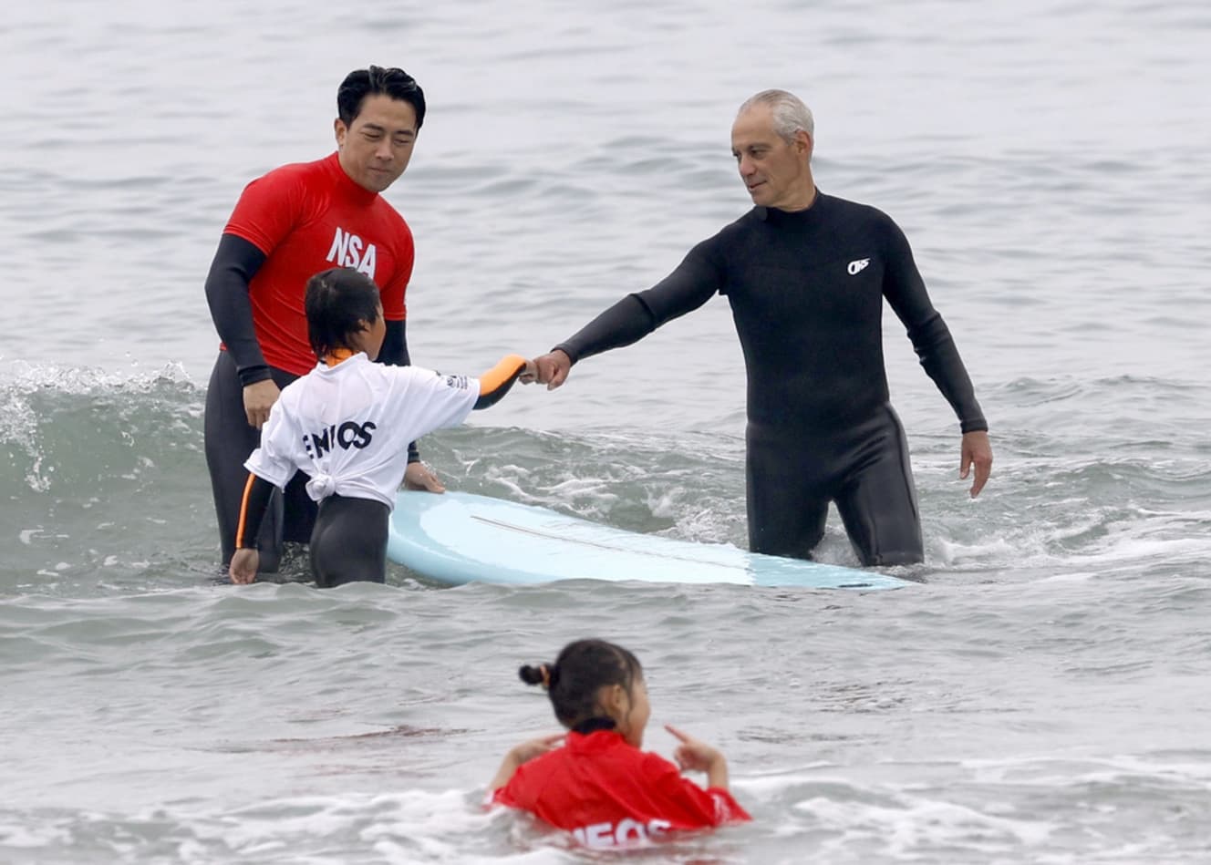 サーフィン姿もサマになる小泉進次郎氏（左）