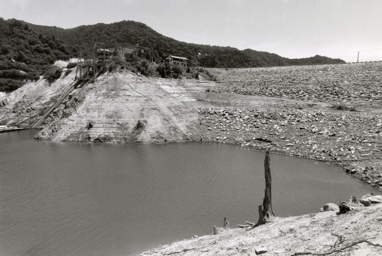 関東の〝水ガメ〟八木沢ダムも、渇水で水底が見え始めている（’94年８月５日号）