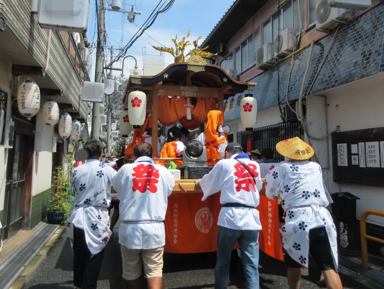 青春通りの細い路地をだんじりが力強く進む姿は迫力があった