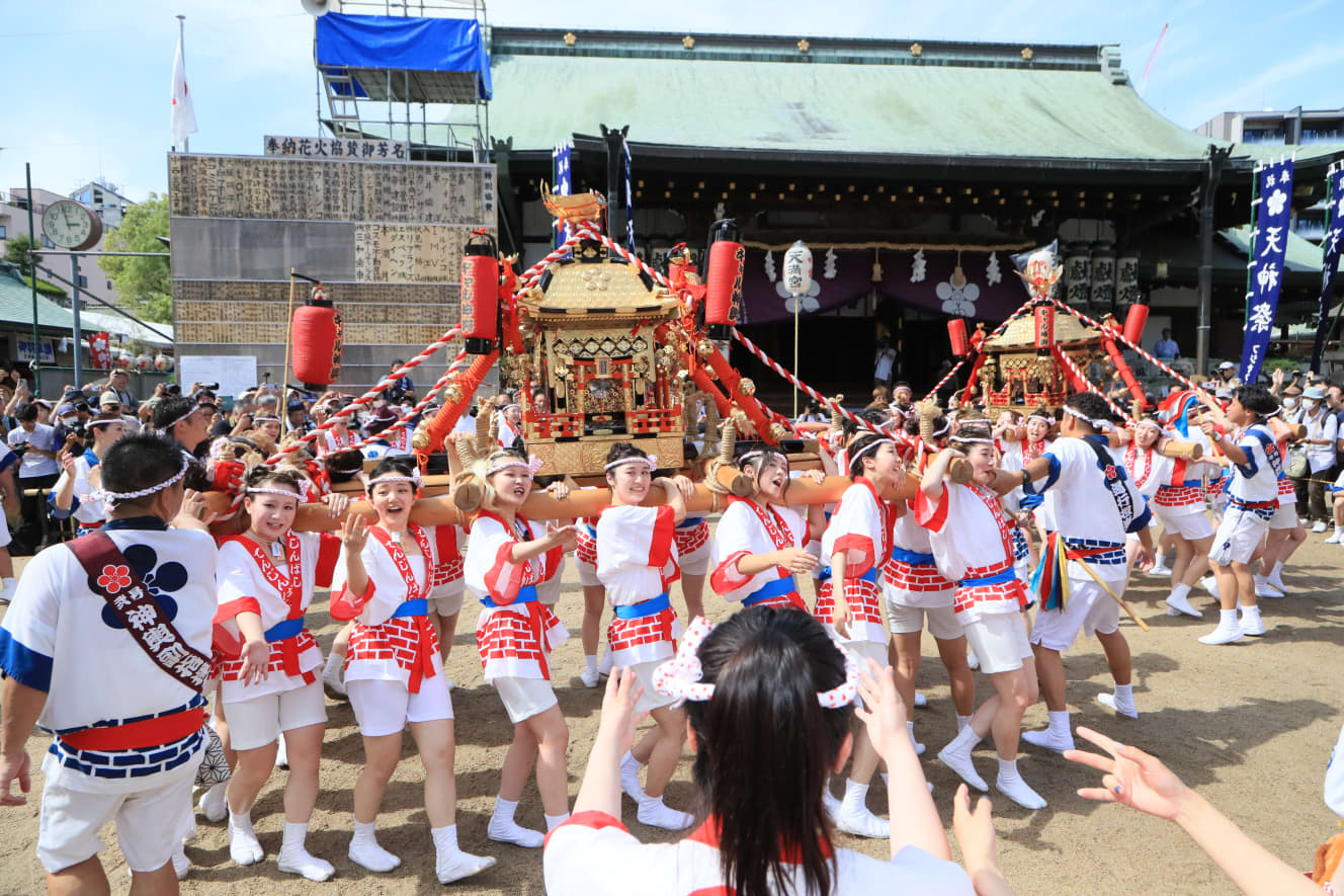 大阪天満宮へ宮入りし、本殿前で２基の神輿を神様に披露する。境内は熱気に包まれていた