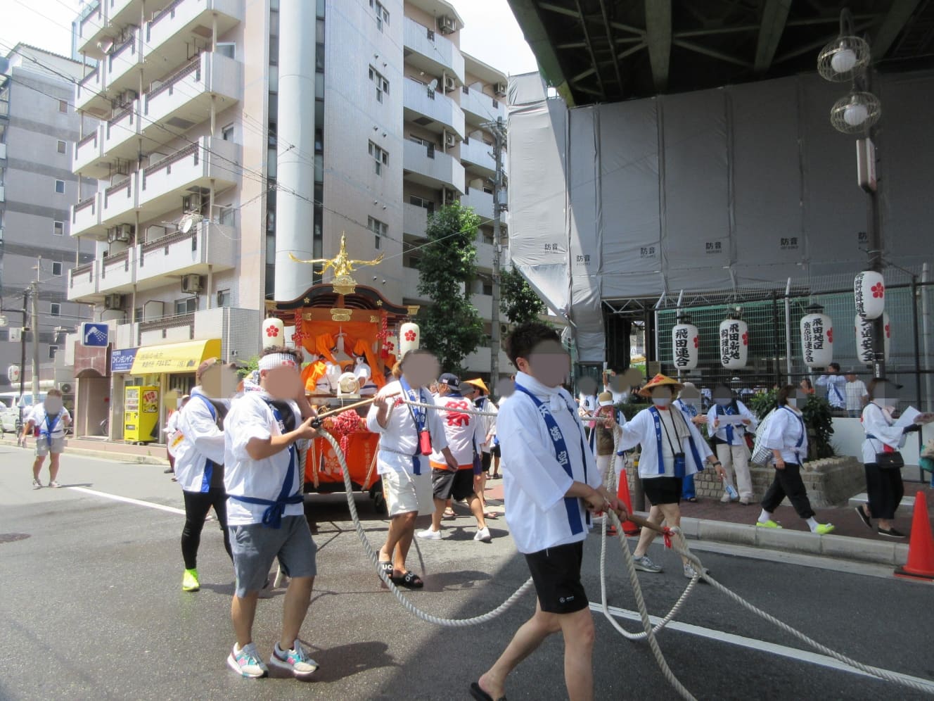 午後１時10分前に高速高架下の飛田ふれあい会館から祭りの行列はスタートした。だんじりが路上に出ると、祭りの始まりに胸がときめいた（画像は一部加工しています。以下同）