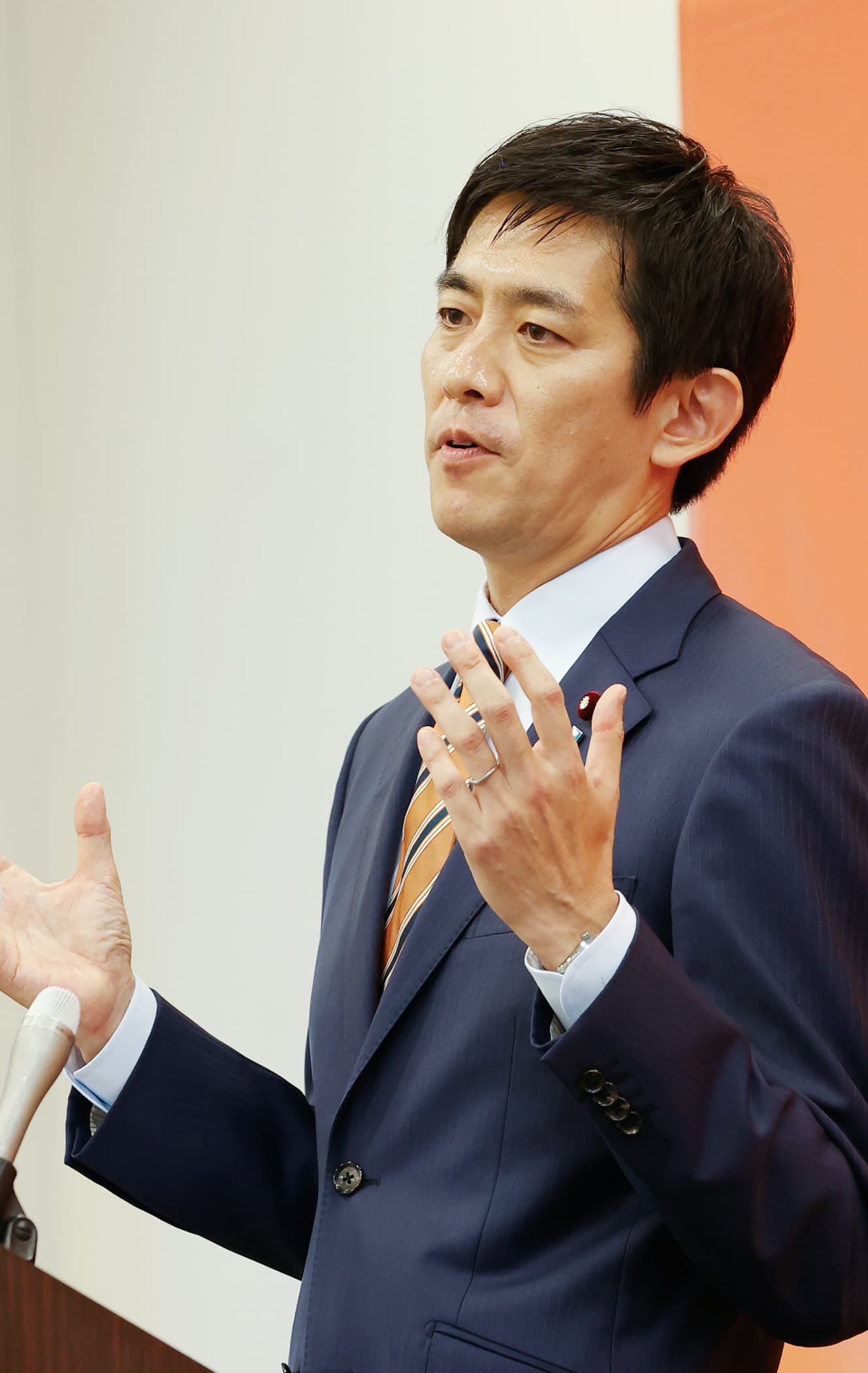 出馬会見に臨む小林氏。出馬表明の直後から旧統一教会との関係が取りざたされるなど、早くも洗礼を浴びている