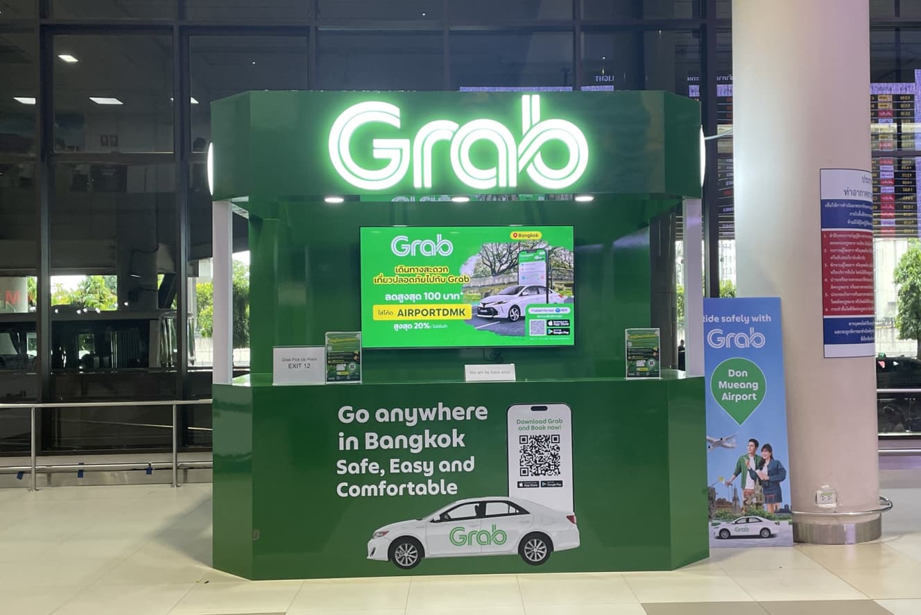 タイ・バンコクのドンムアン空港内にあった「Grab」ブース。このブースのすぐ外で車をピックアップするのが空港内では一番安かった