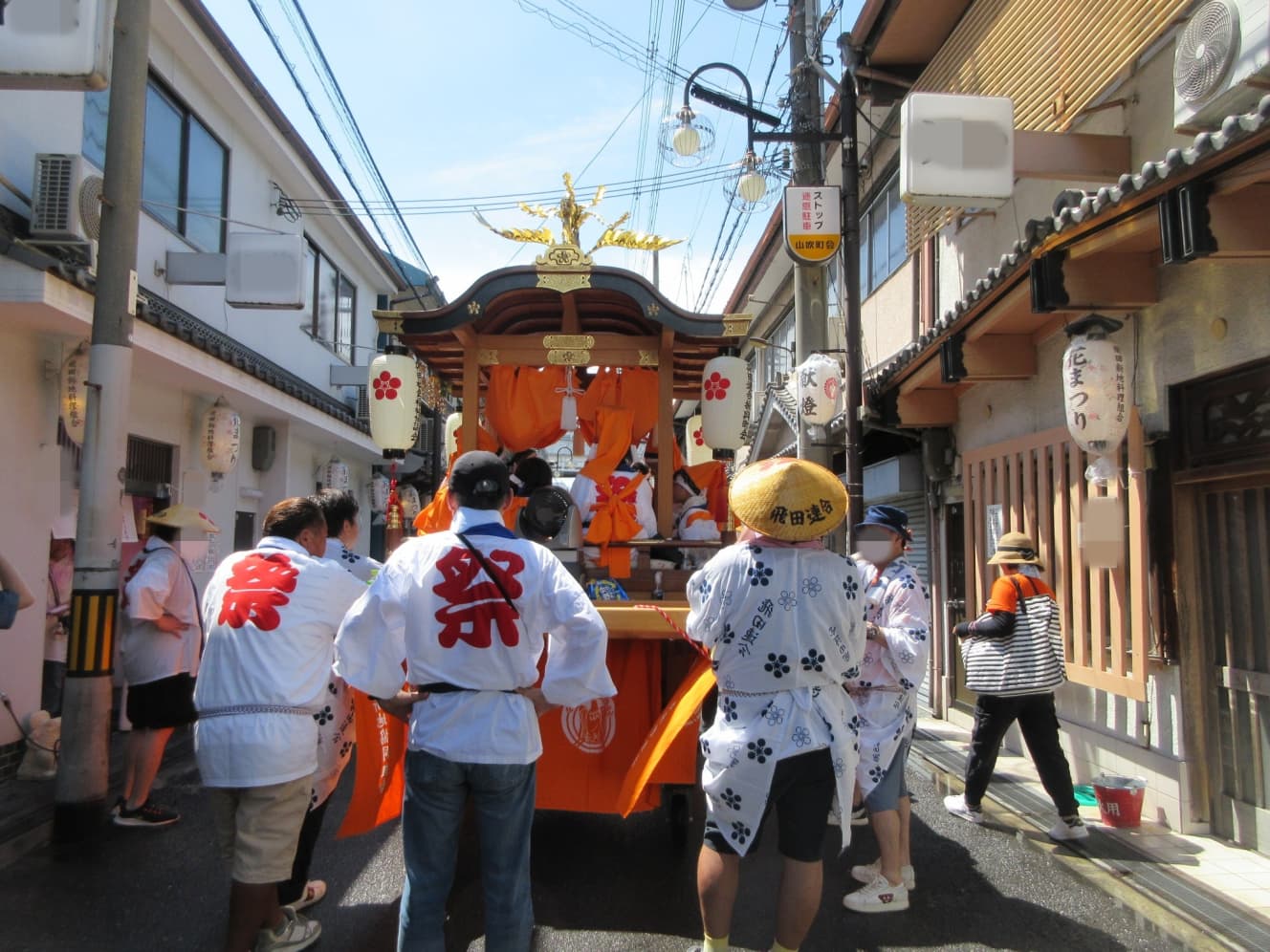 メイン通り。古風な料亭がズラリと並ぶ風情ある街並みに、だんじりの行列がよく映える