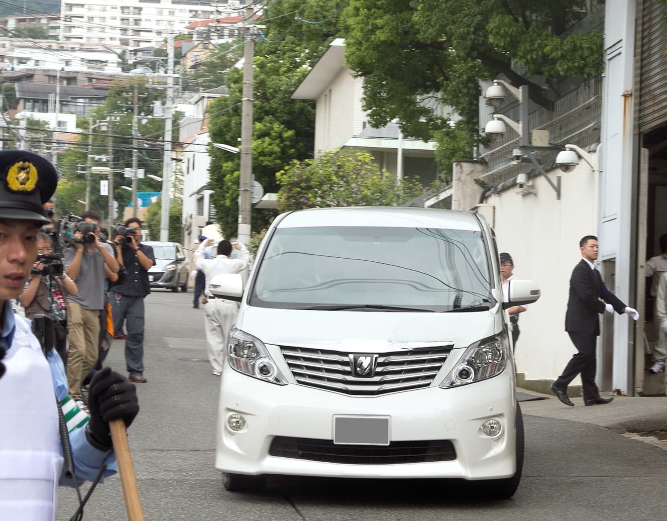 「六代目」を離脱した直参へ「絶縁」「破門」処分が下された。本部前は連日、警察や報道陣でごった返していた