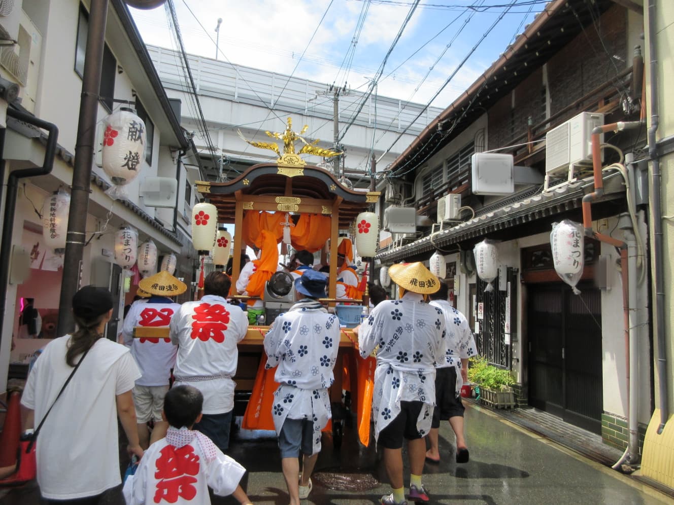 飛田新地の夏祭り、２日目の様子。この日は猛暑対策から、巡行の時間を短縮したかたちで行われた（画像は一部加工しています。以下同）