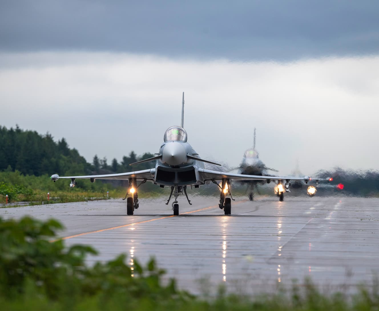 離陸準備中のユーロファイター。超音速飛行での巡航機能があり、対空・対艦・対地とマルチに戦うことが可能