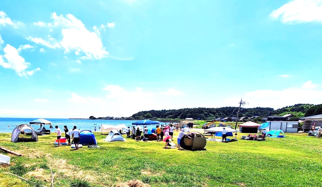 ビーチを囲むのどかな緑。県内外からのリピーターが多い