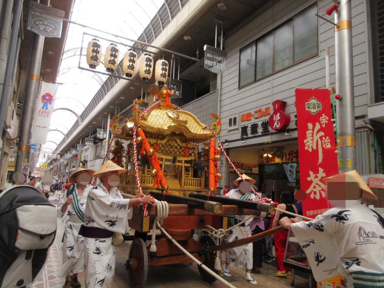 松島新地に隣接する茨住吉神社の夏祭りは７月22、23日に行われた。昼間は神輿や太鼓が九条の街を巡行する。アーケード商店街には大勢の見物客がいた