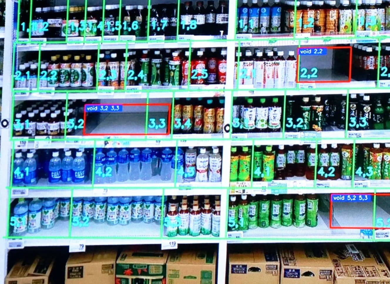 トライアルのAIカメラが映す飲料コーナー。在庫の数が画面上に表示され、売れ筋商品が一目でわかるように工夫されている