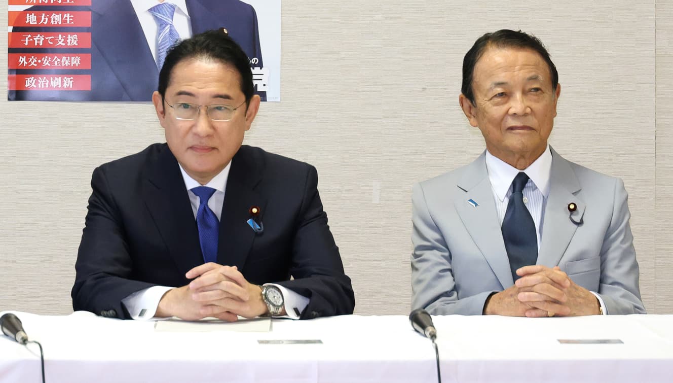 ８月20日の自民党役員会に出席した岸田首相と麻生副総裁。岸田氏は林芳正官房長官（63）支持に回ると目される