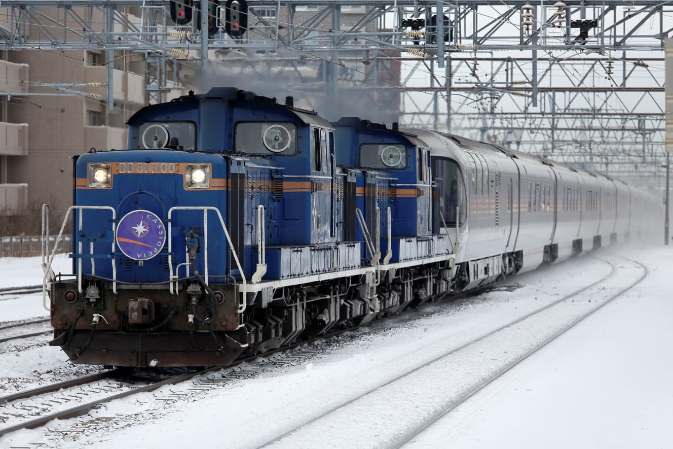 「カシオペア」の客車は１編成しかなかったため、隔日運転が限界だった（『鉄道ダイヤ 探究読本』より）