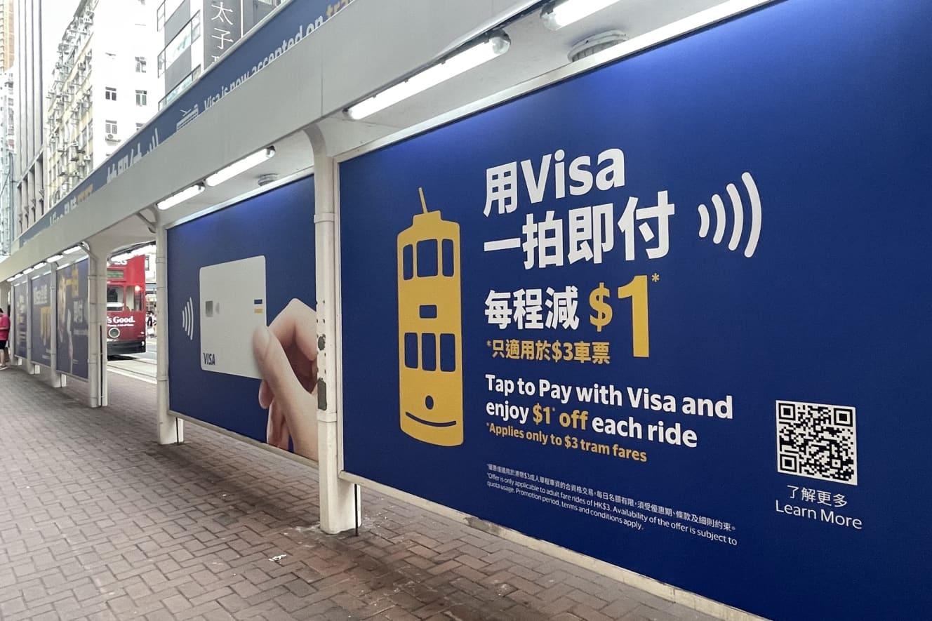 香港のトラムにVISAタッチが導入された時の広告。当時のキャンペーンではトラム車内でタッチすると自動的に１香港ドル割引になった（’23年８月）