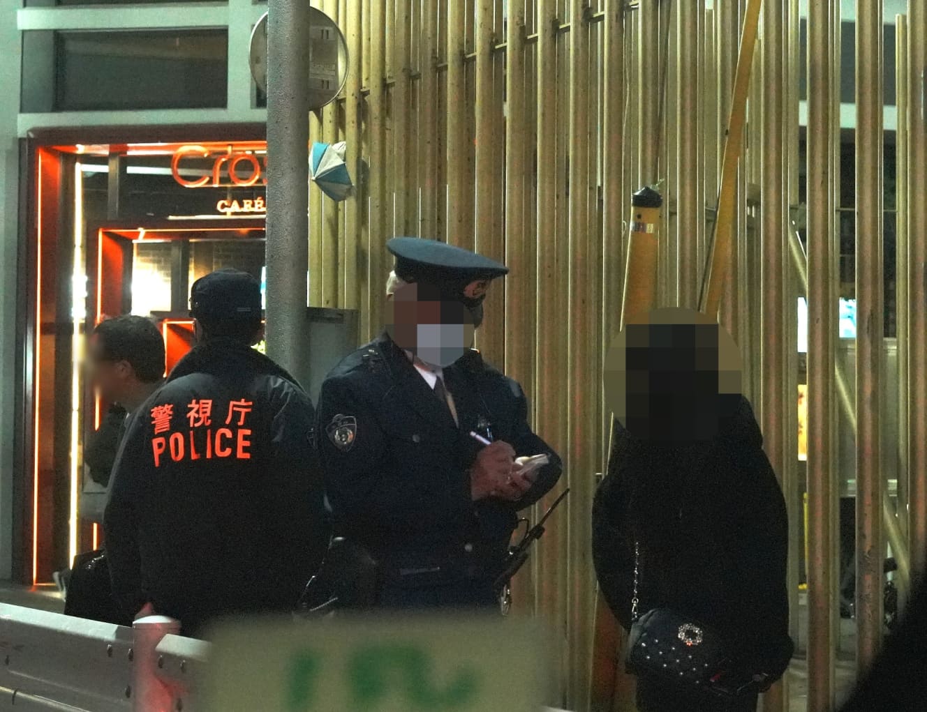 通行人に罵声を浴びせて職務質問されるA容疑者(’24年3月)