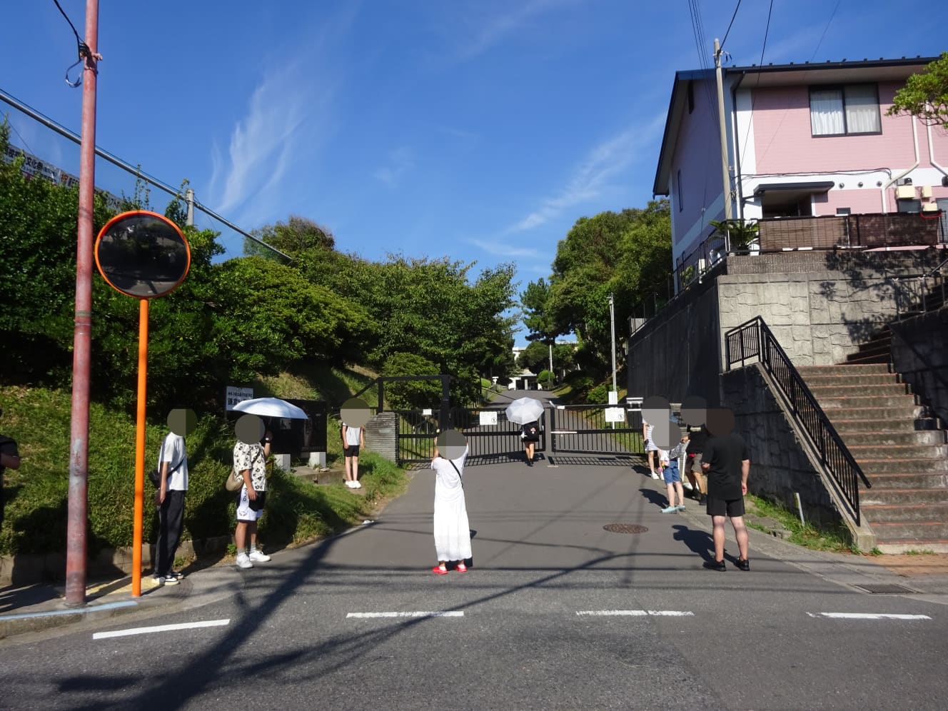 鎌倉高校の校門で記念撮影を行う外国人観光客