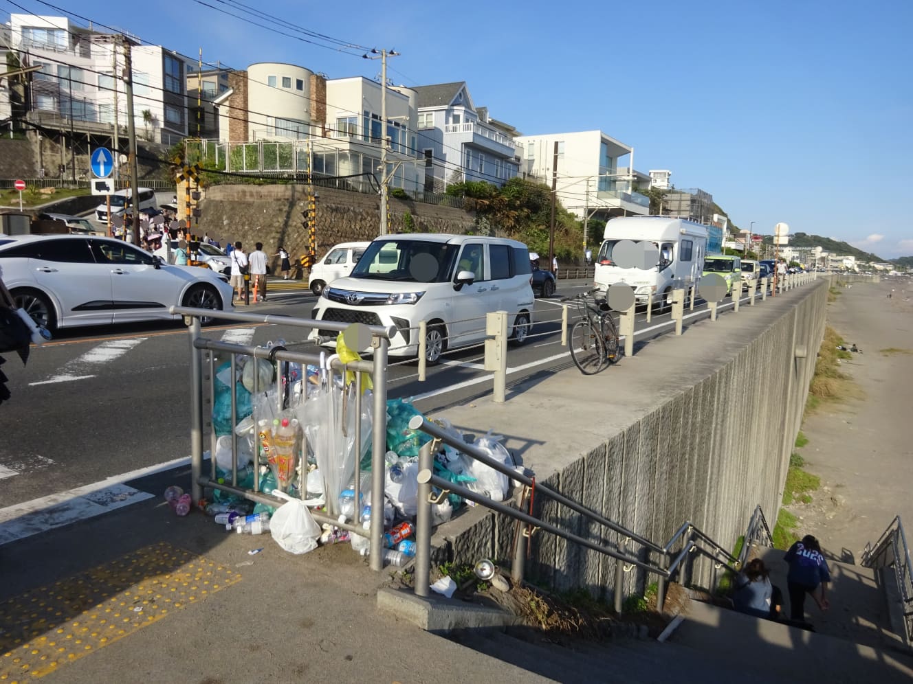 観光客が海岸に残した大量のゴミ。これらは毎朝、近隣住民がボランティアで拾い集め、一ヵ所にまとめている