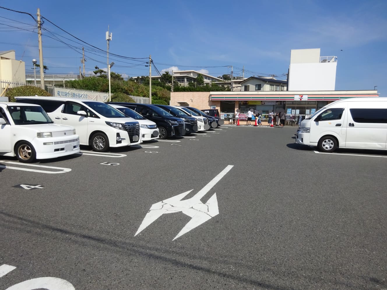 七里ヶ浜のコンビニ駐車場には、白タクとみられるアルファードなどのワゴン車がずらりと並ぶ。彼らはここを拠点に、観光客の送迎を行っている