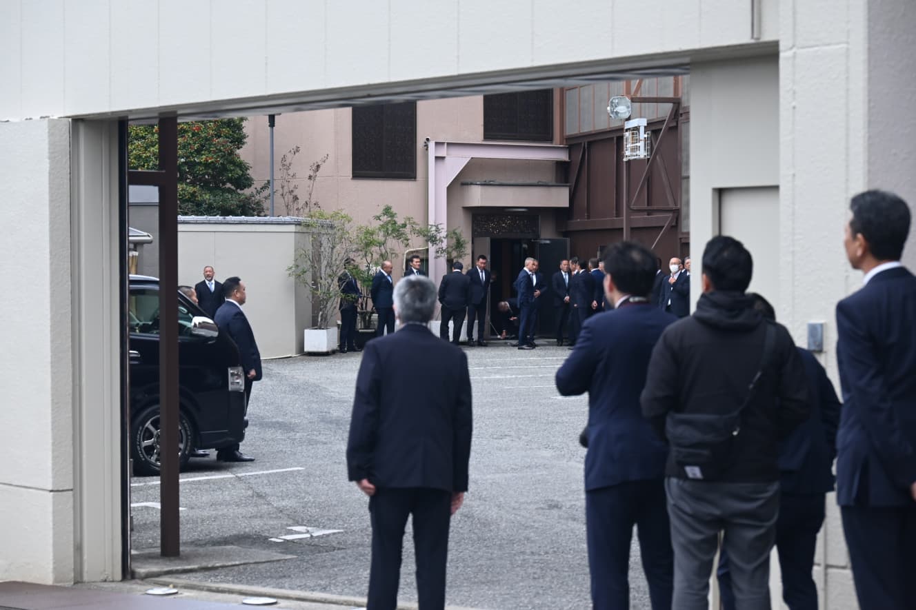 幹部が集結し、捜査員らが警戒にあたる。平井一家本部は、早朝から物々しい雰囲気に包まれていた