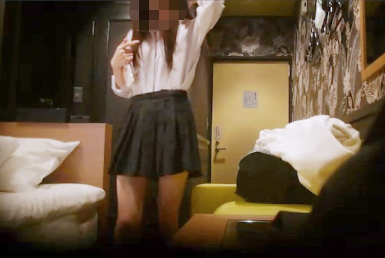 「デリバリー型」JKリフレから派遣されてきたシオリ。18歳になったばかりだという（’15年12月18日号より）