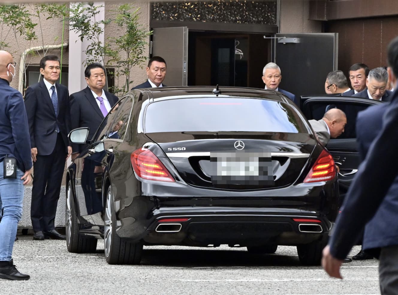 幹部が頭を下げ、出迎えた