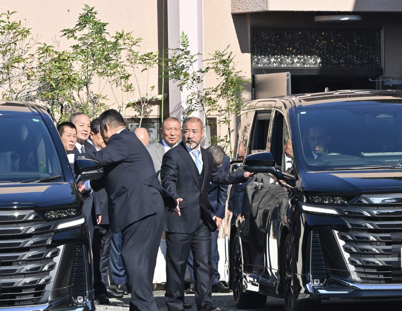 報道陣を一瞥する