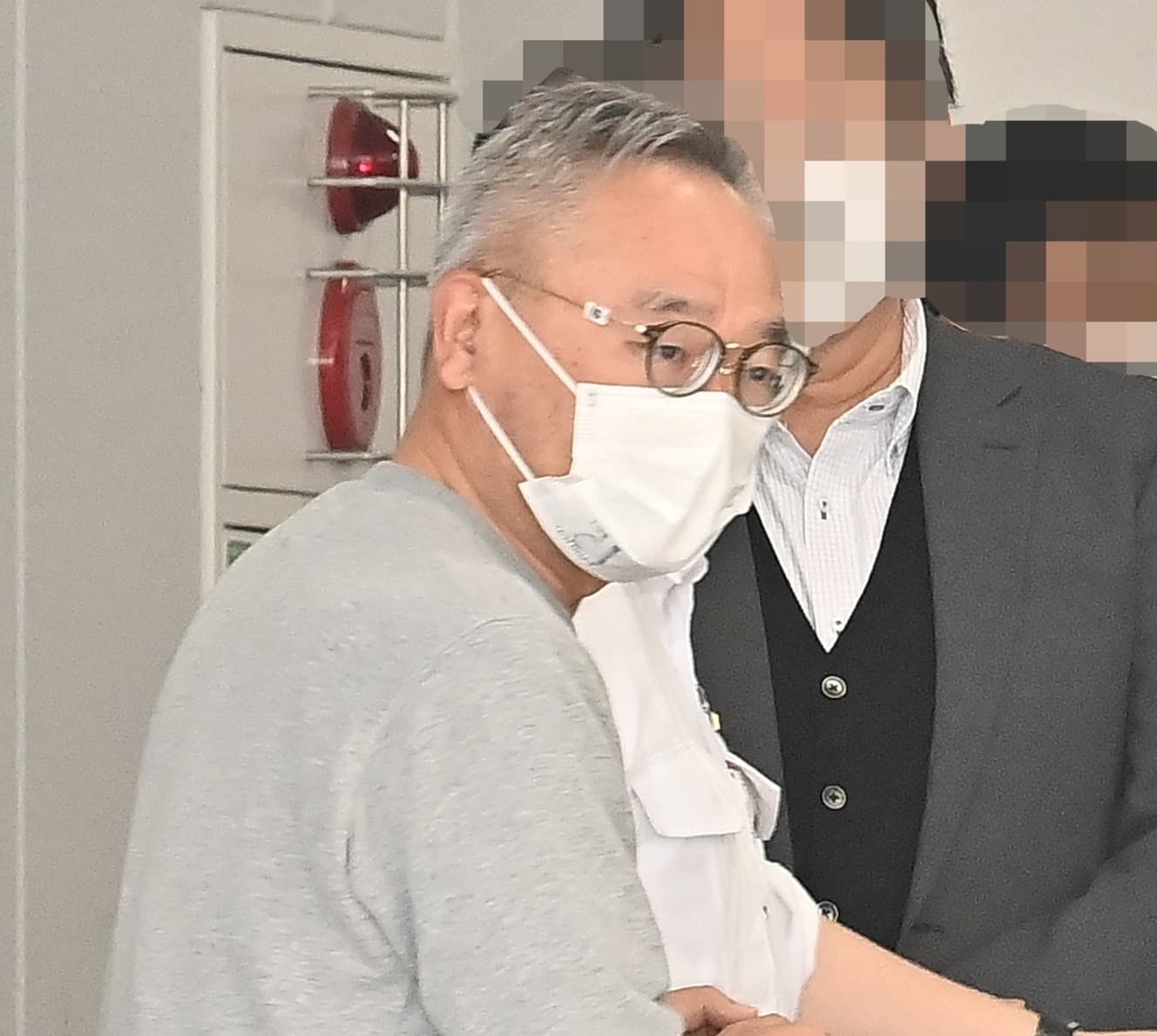 最初はカメラから顔をそむけていたが、ストロボの光が気になったのか、こちらを向いた