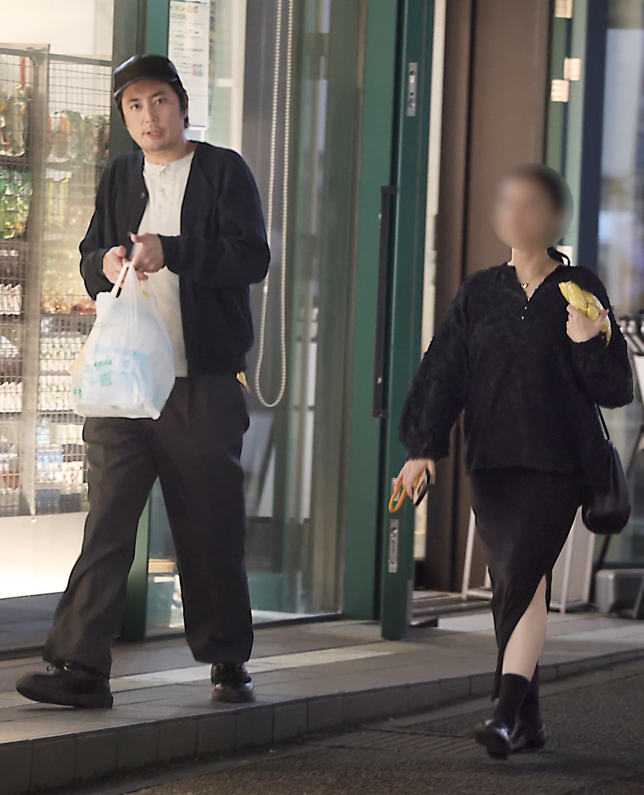 上下黒のお揃いコーデでお出かけした二人。Ａさんがキュートな笑顔で話しかけると、間宮は優しくほほ笑んだ