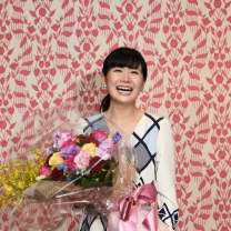 フォトギャラリー5枚目 菅野美穂の結婚で激励、胸元のあいた大胆ドレス