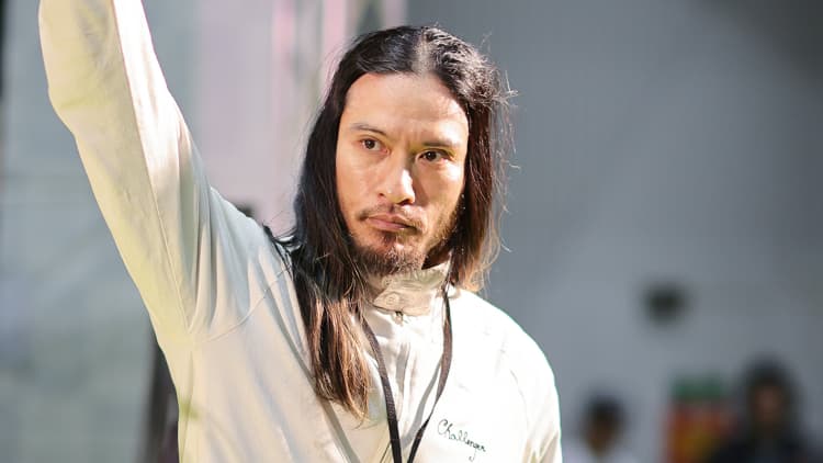 長瀬智也が横浜のバイクイベントに”メッシュ入りロン毛＆ワイルド髭”で