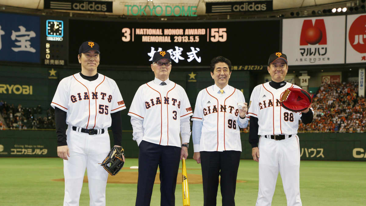長嶋茂雄 原辰徳 松井秀喜 安倍晋三元首相 巨人 ジャイアンツ 生写真2L激レア 2013年、始球式で松井秀喜さんの投球にのけぞりながらバットを