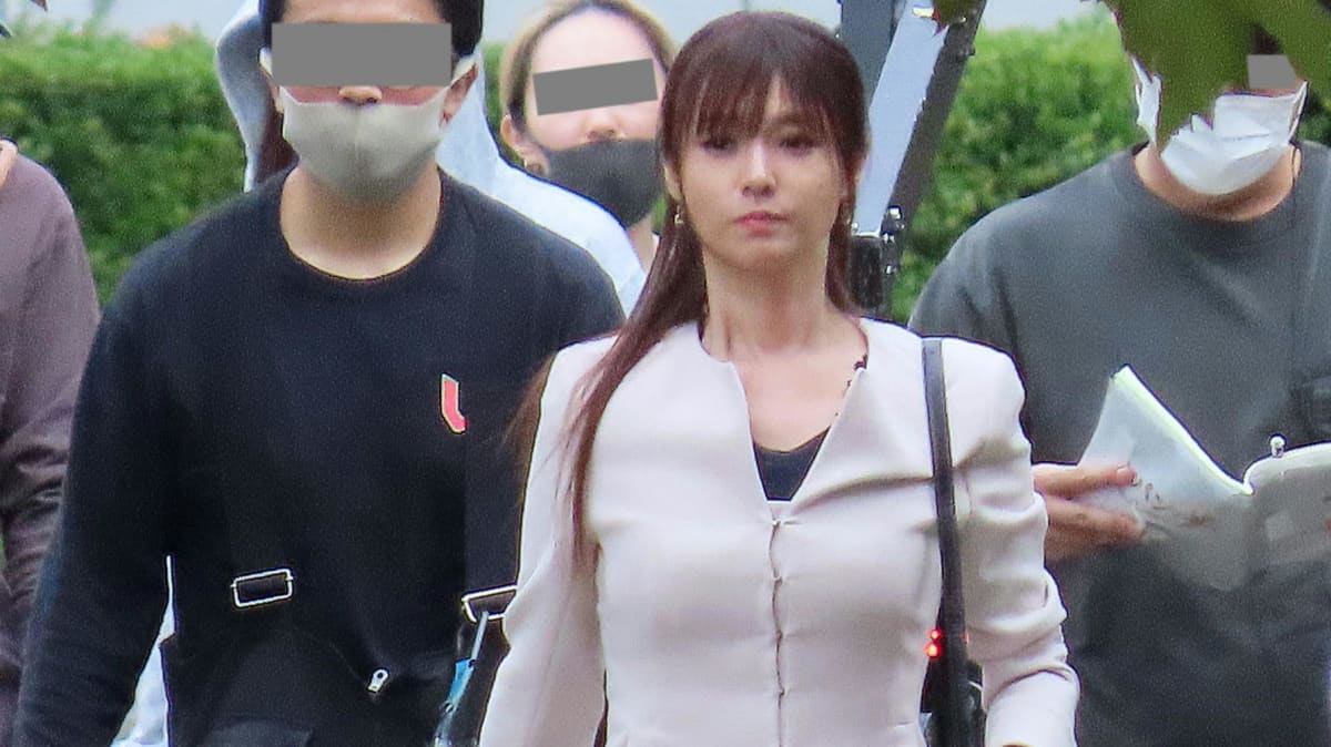 深田恭子「撮影中のコート姿」でもわかる圧巻の美ボディ | FRIDAYデジタル
