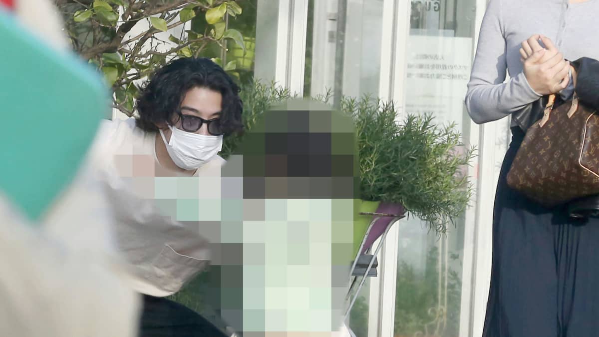 賀来賢人＆榮倉奈々 一家4人の家族だんらんのひととき | FRIDAY