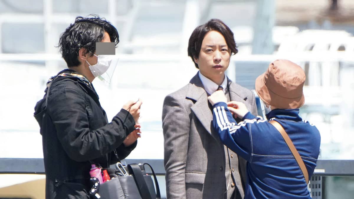 櫻井翔が見せた「スーツ姿で緊迫表情」の圧倒的存在感 | FRIDAYデジタル