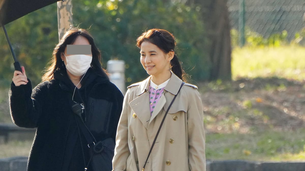 石田ゆり子「都心の公園で撮影中」に見せた圧倒的なスマイル | FRIDAY